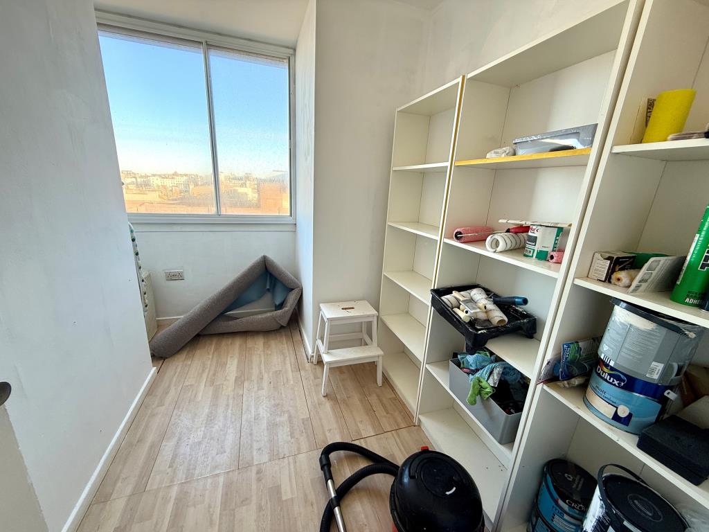 Lot: 105 - FLAT WITH SEA VIEWS - Study